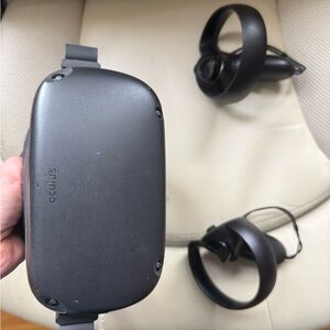 Oculus Quest all-in-one VR Headset with Controllers